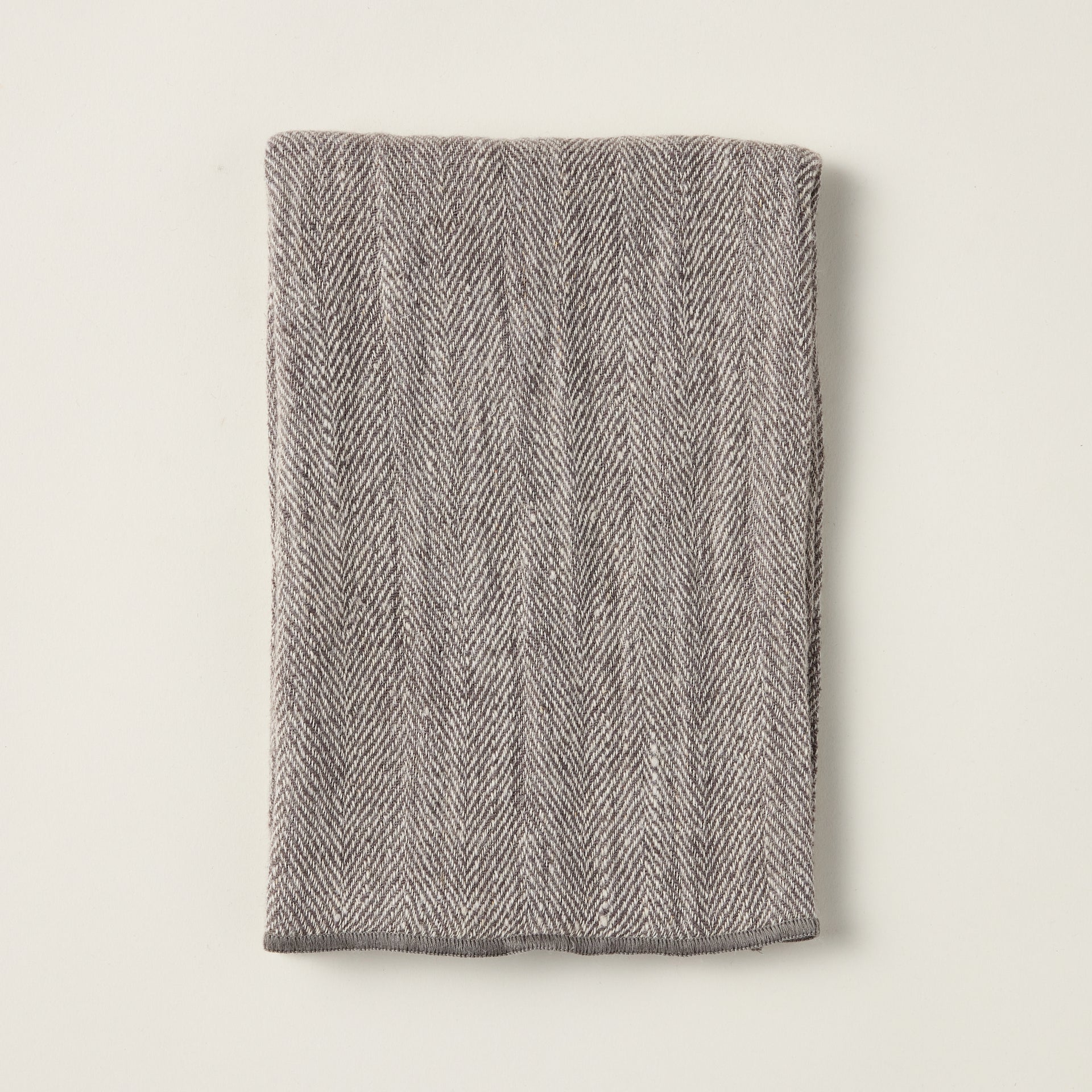 Daisy Olive linen kitchen towel with a textured finish, styled for a refined kitchen look.