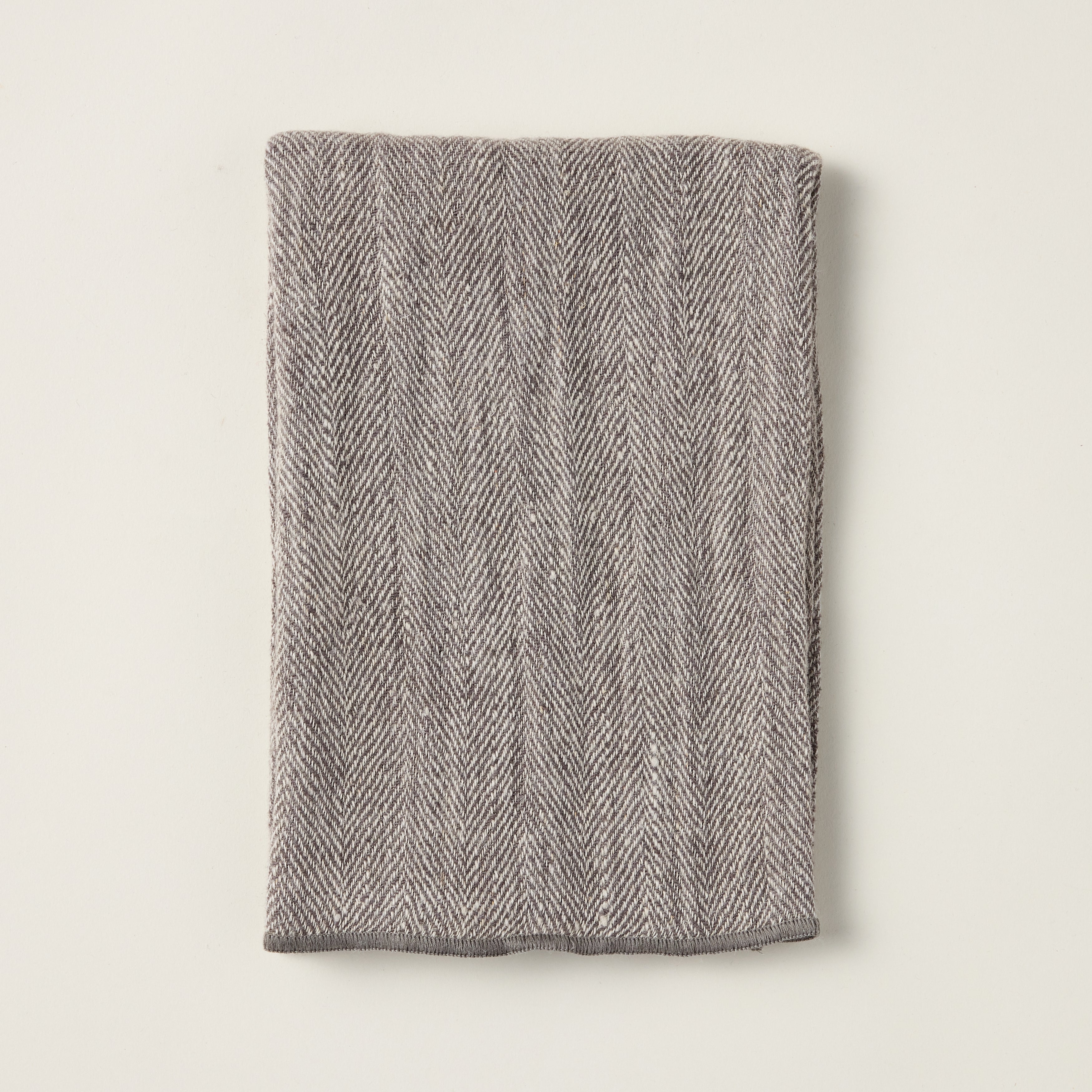 Daisy Olive linen kitchen towel with a textured finish, styled for a refined kitchen look.