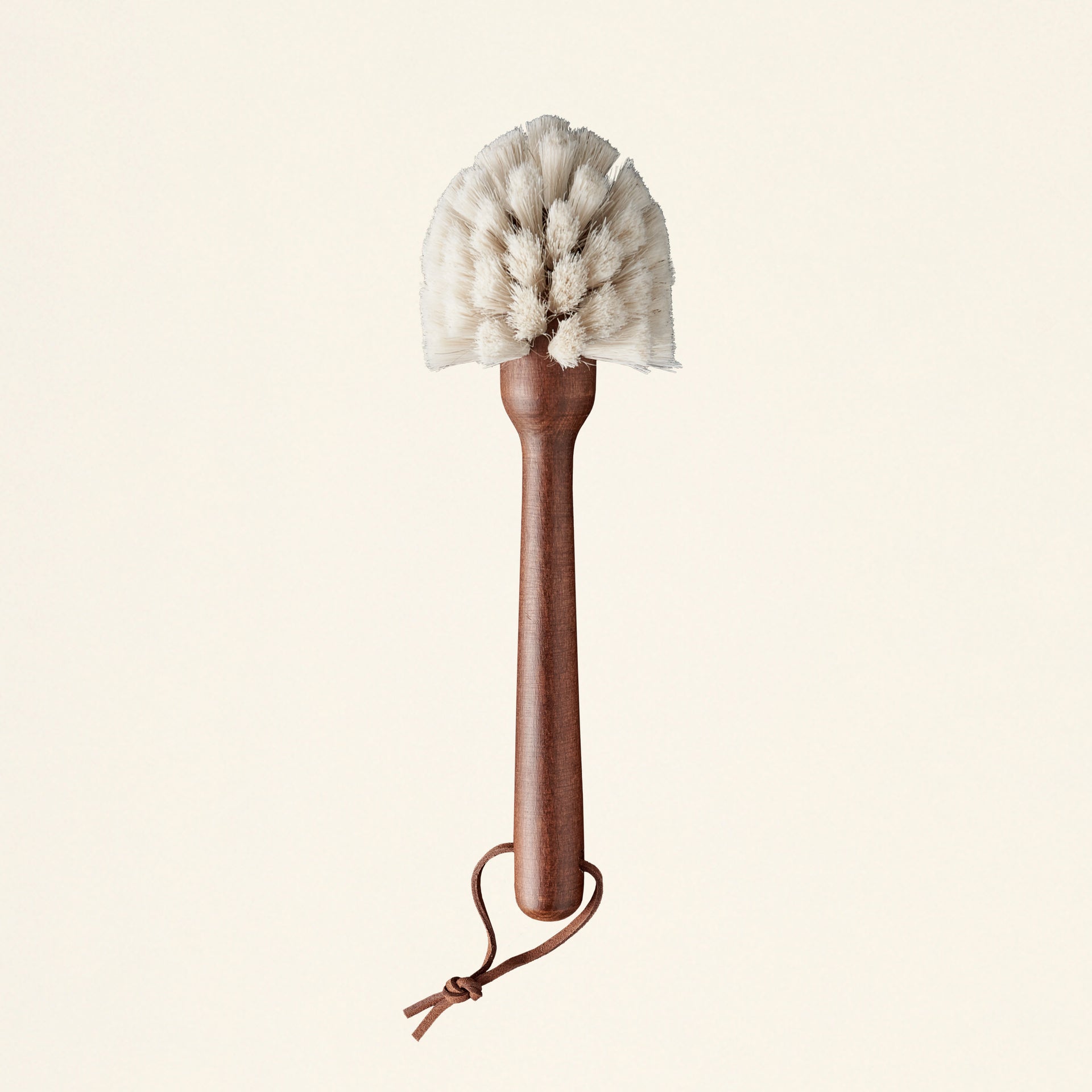 Round dish brush made of natural beech wood.