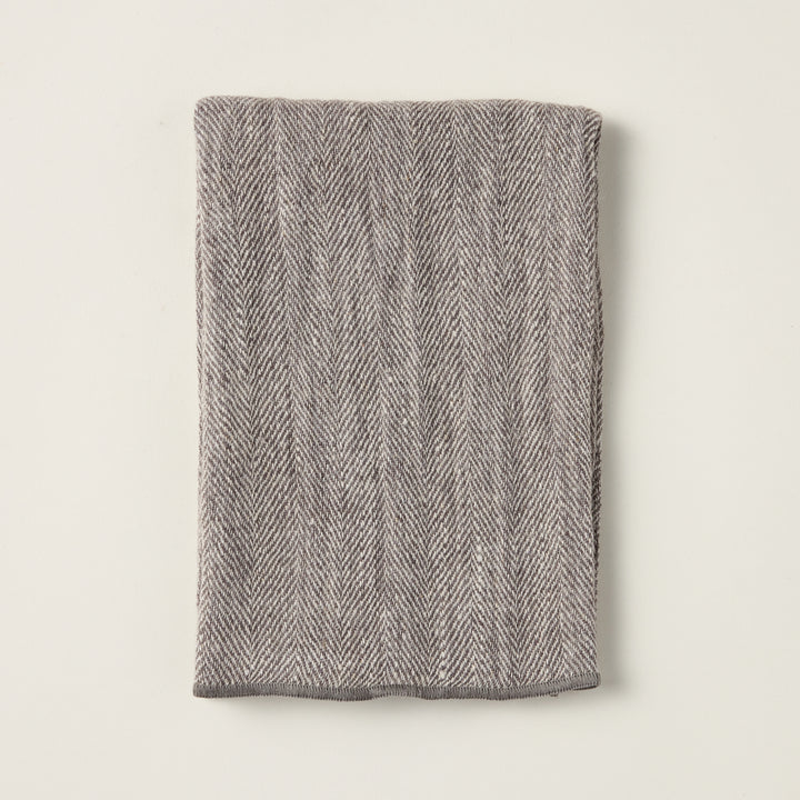 Daisy Olive linen kitchen towel with a textured finish, styled for a refined kitchen look.